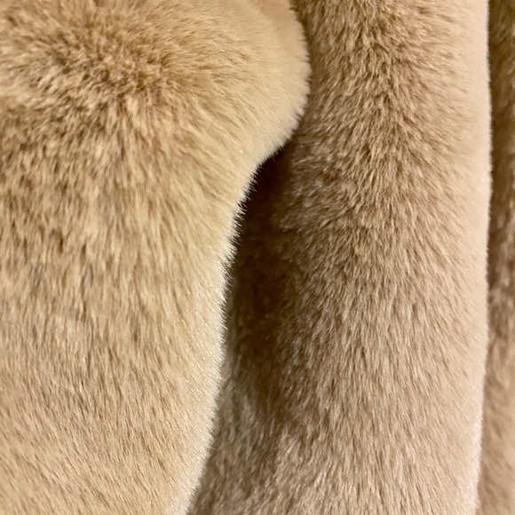 Cupcakes and Cashmere faux fur coat 🧥 - Picture 9 of 10